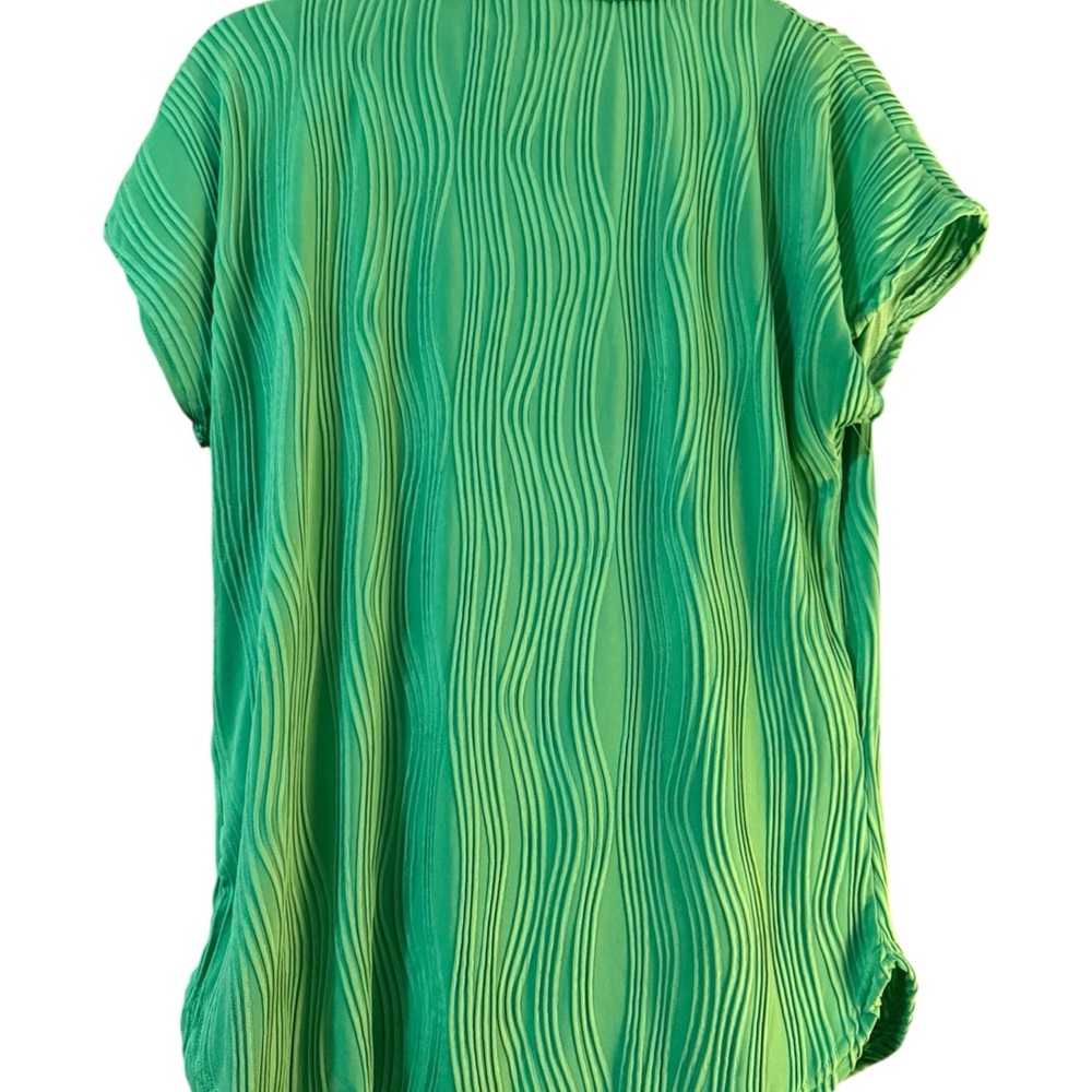Women’s Green Textured Wave Pattern Short Sleeve Blouse - Size M - Picture 3 of 8